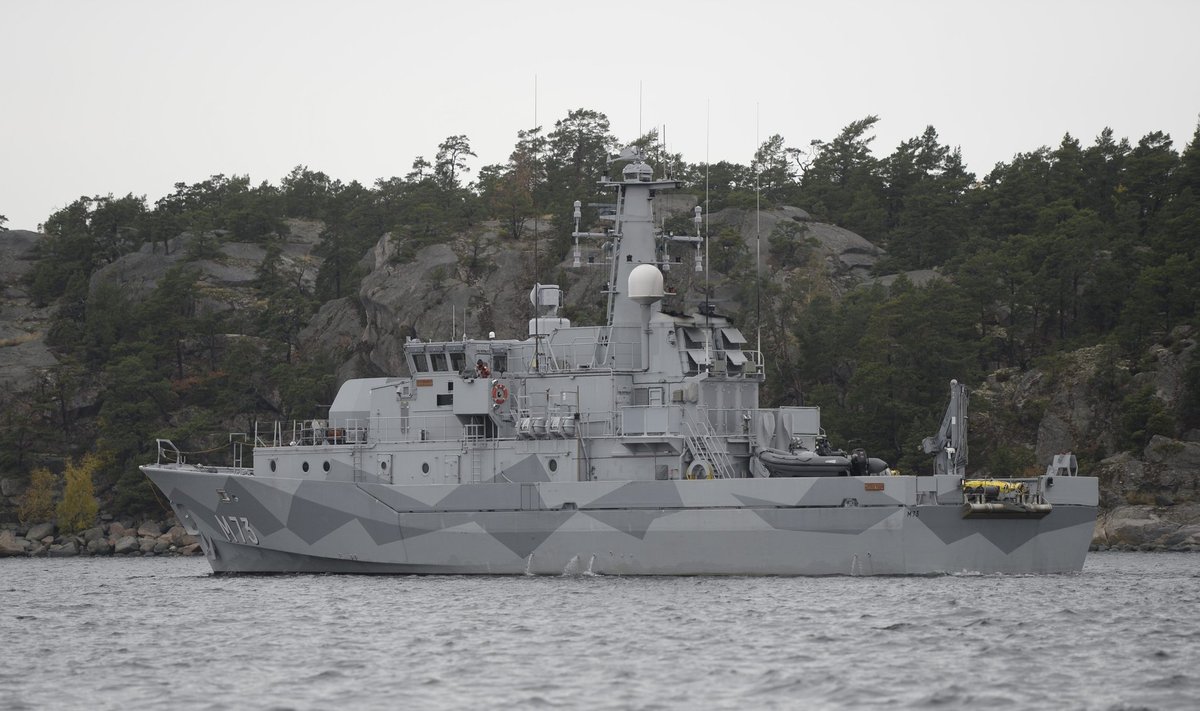Sweden hunts suspected foreign submarine off Stockholm coast.