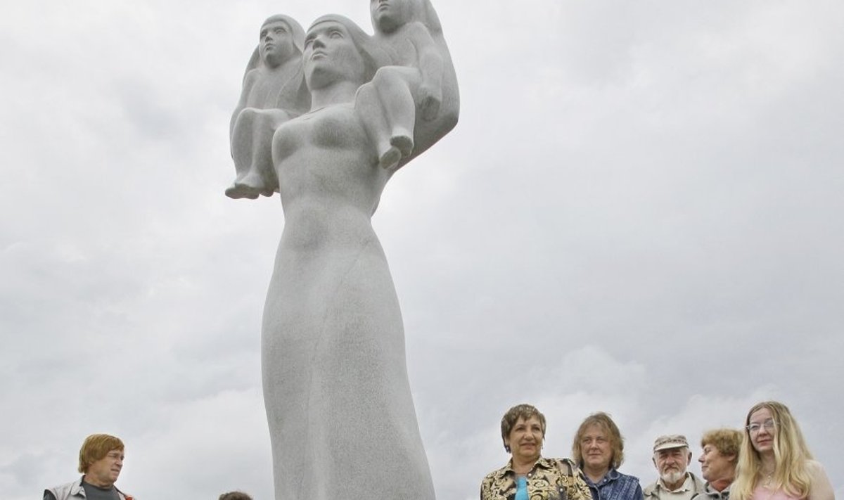 Eestis püstitatud monumente on viimasel ajal hakanud iseloomustama kõrgustesse pürgimine. Ka Eesti Ema on vägagi sihvakas.