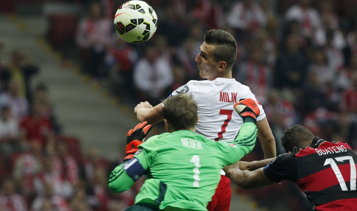 Arkadiusz Milik saadab võidupalli Manuel Neueri seljataha.