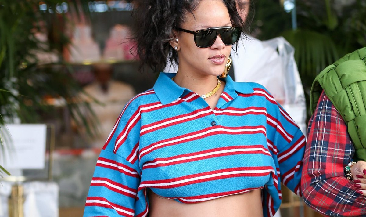Rihanna triibulises polosärgis.