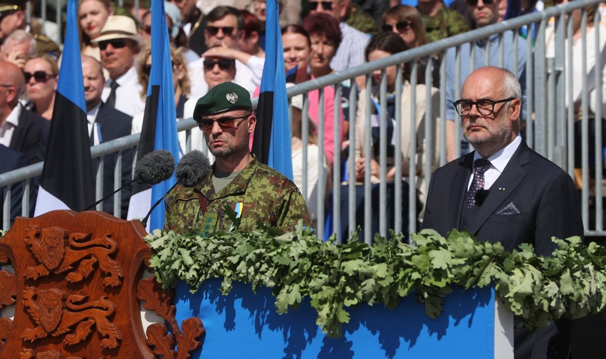 Võidupüha paraad narvas. Vasakul kindralmajor Ilmar Tamm, paremal president Alar Karis