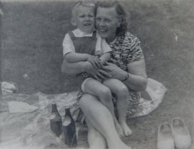 Tõnis on oma emaga piknikul 1938. aastal.