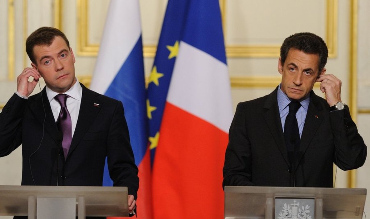 French President Nicolas Sarkozy (R) and his Russian counterpart Dmitry Medvedev give a press conference on March 1, 2010 at the Elysee palace in Paris. Medvedev' three-day visit in France begins with talks with Sarkozy, followed by a day of meetings with French business leaders and officials, including talks on controversial plans for France to sell Russia a modern warship.   AFP PHOTO / ERIC FEFERBERG