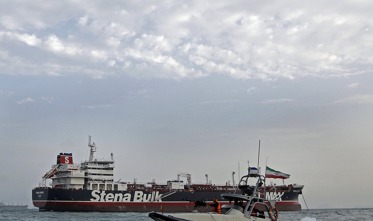 Iraani vägede kiirkaater Iraani poolt hõivatud Stena naftatankeri juures.