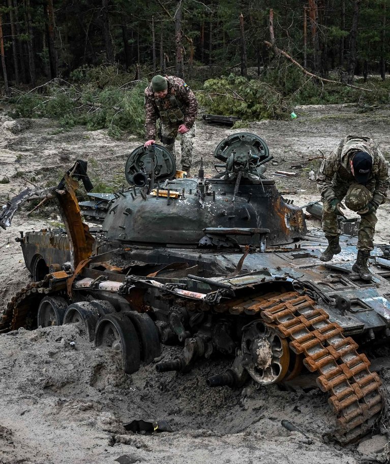 Ukraina sõjaväelased kontrollivad hävitatud Vene tanki. Foto tehtud 15. detsembril 2022 Kupjanski eeslinnas Kivšarivka küla lähedal.