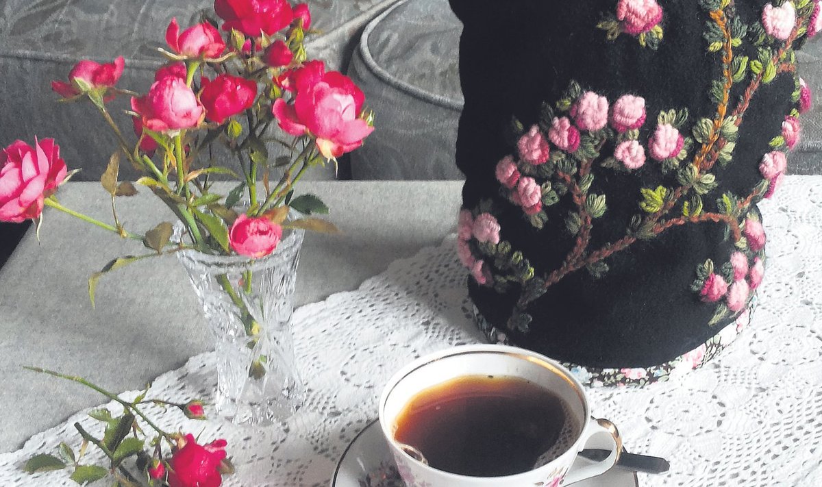 Romantiline roosidega kannusoojendaja on kohvilaual pilgupüüdjaks.