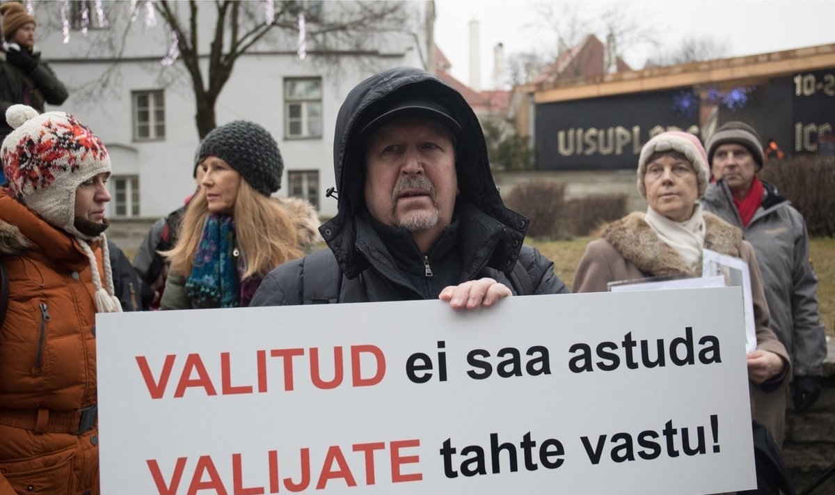 Rail Balticu vastu Harju tänaval meelt avaldanud mees seisis sama truult MTÜ Eesti Vanemad juhi Anastassija Raja kõrval ka NATO-vastasel "rahumarsil".