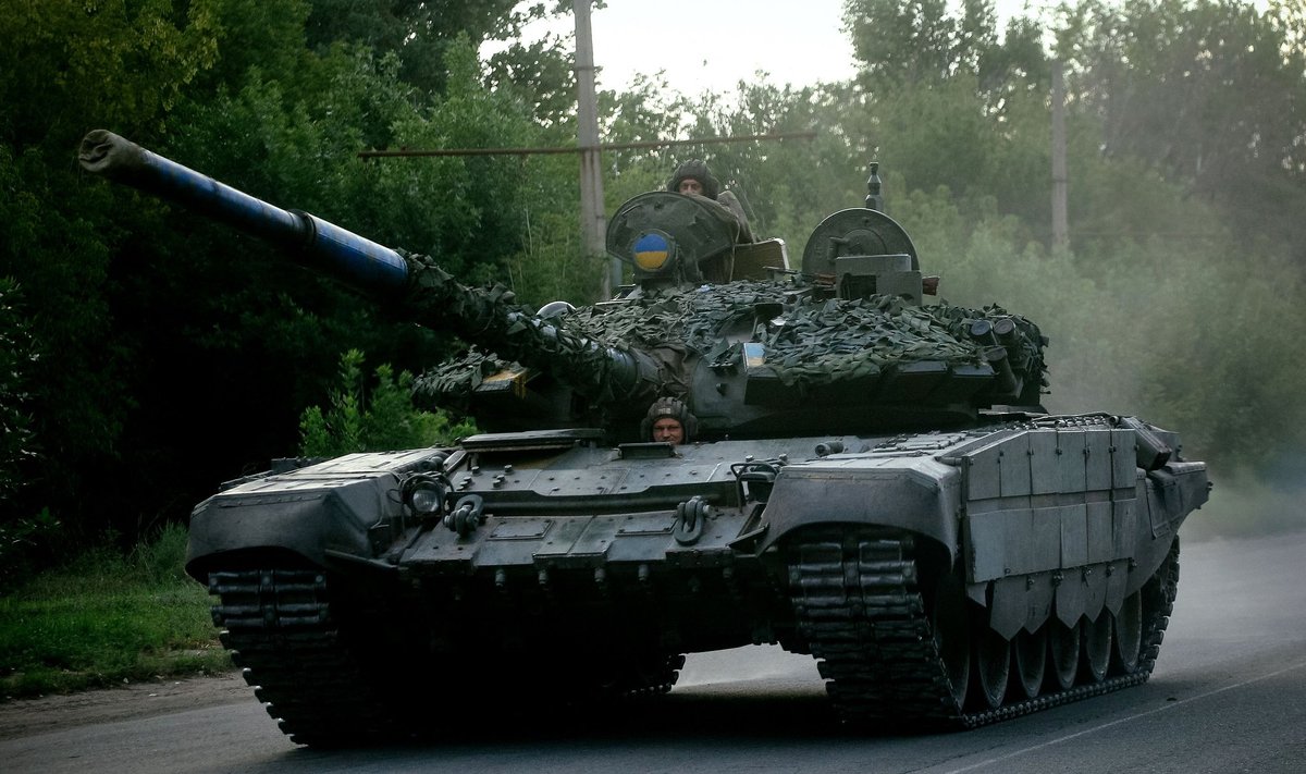 Ukraina sõdurid tankiga Donetski oblastis maanteel. Foto tehtud 13. augustil 2022.