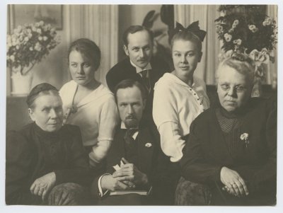 Kõrvid ja Parikased. Esimeses reas vasakult Mari Parikas, JOhannes Parikas ja Anna Kõrv. Teises reas vasakult Lilli Parikas, Peeter Parikas ja Alice Kõrv.
