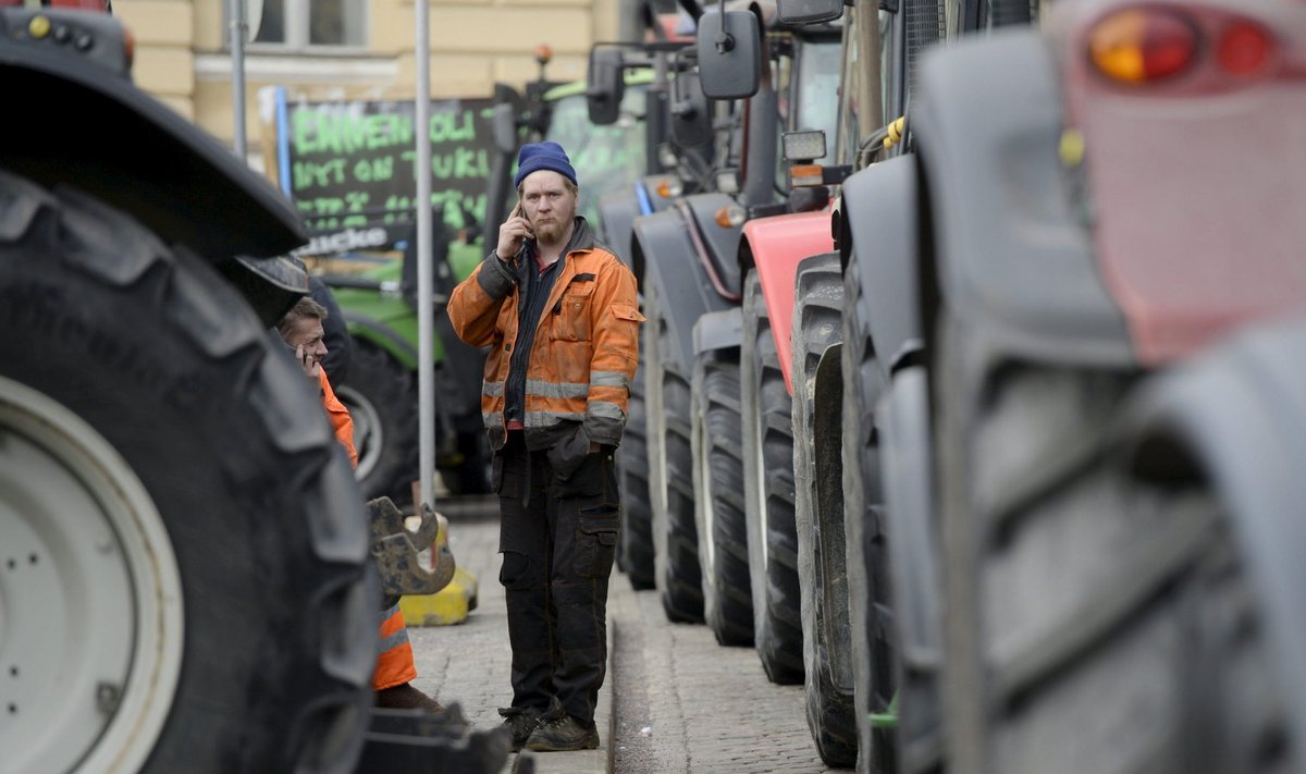Soomlaste töövõime kasvab aasta-aastalt, eestlaste oma kahaneb. Pildil Soome traktorist demonstratsioonil Helsingis.