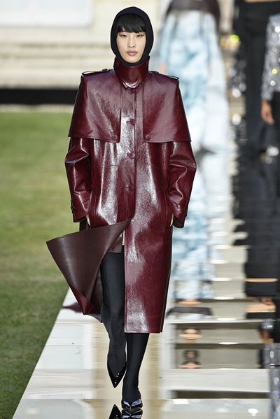 5. Givenchy Haute Couture sügis-talv 2018 mantel võlub nii unikaalse lõike kui sügava tooni tõttu.