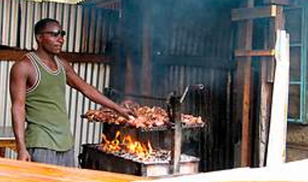 TOORED MAITSED: Kenya tänavarestoranis grillitud liha maitseb hästi, kuid ei sobi õrnahingelistele ega nõrganärvilistele. Martin Hanson