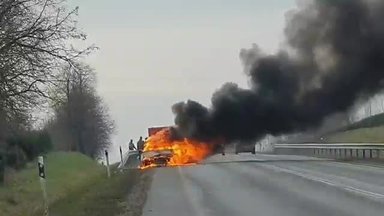 VIDEO | Tartu lähedal lahvatas maanteel auto leekidesse