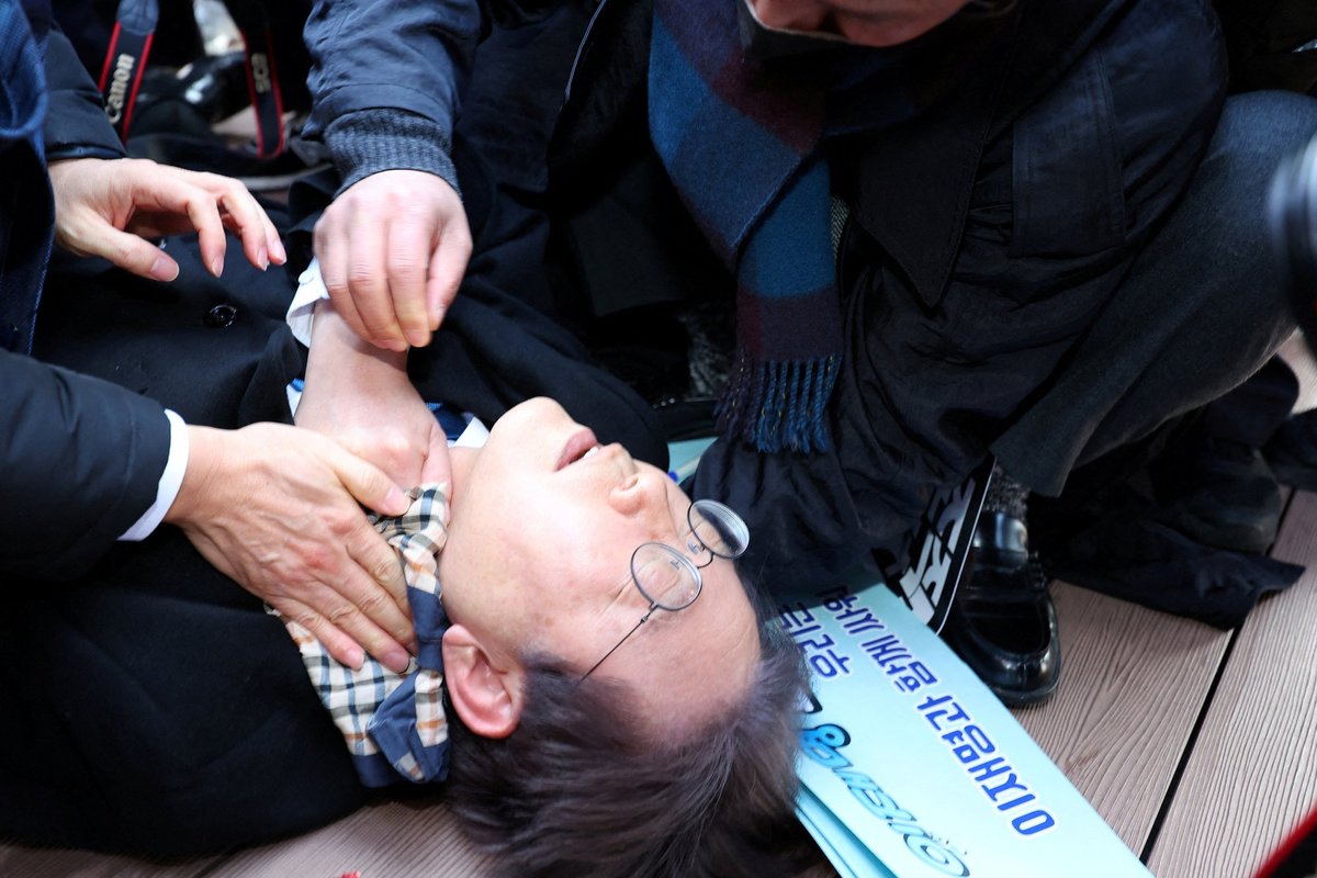 Liderul unui partid de opoziție din Coreea de Sud a fost atacat public cu un cuțit