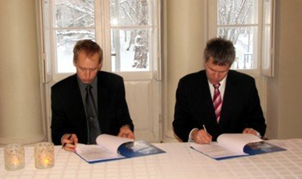Andres Aavik (vasakul) ja Marko Matsalu allkirjastasid torustike ehitustööde lepingu 22. detsembril Saku mõisas. (foto: Saku Sõnumid)