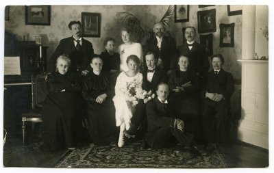 Johannes ja Lilli Parikase pulmapäev 1920. Tagumises reas vasakult esimene Johan Roosmann, vasakult kolmas Alice Kõrv, vasakult neljas Ants Laikmaa. Esimeses reas vasakult Anna Kõrv, Mari Parikas, Lilli Parikas, Johannes Parikas,  Anna Kõrv, Johannes Kõrv