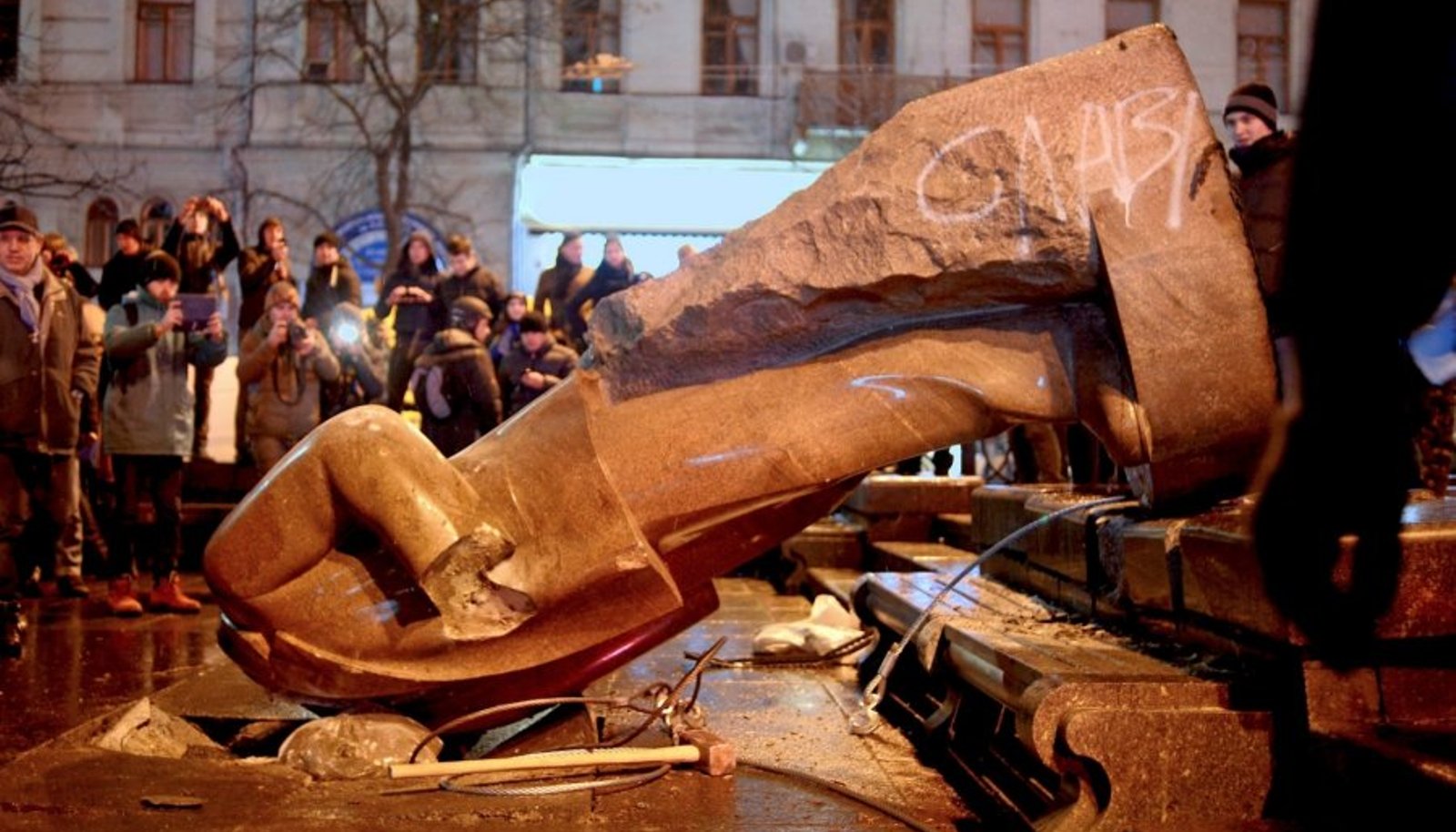 Снести памятники ленину. Памятник Ленину в Киеве снесли 8 декабря 2013. На Украине сносят памятники Ленину. Разрушение памятников истории.