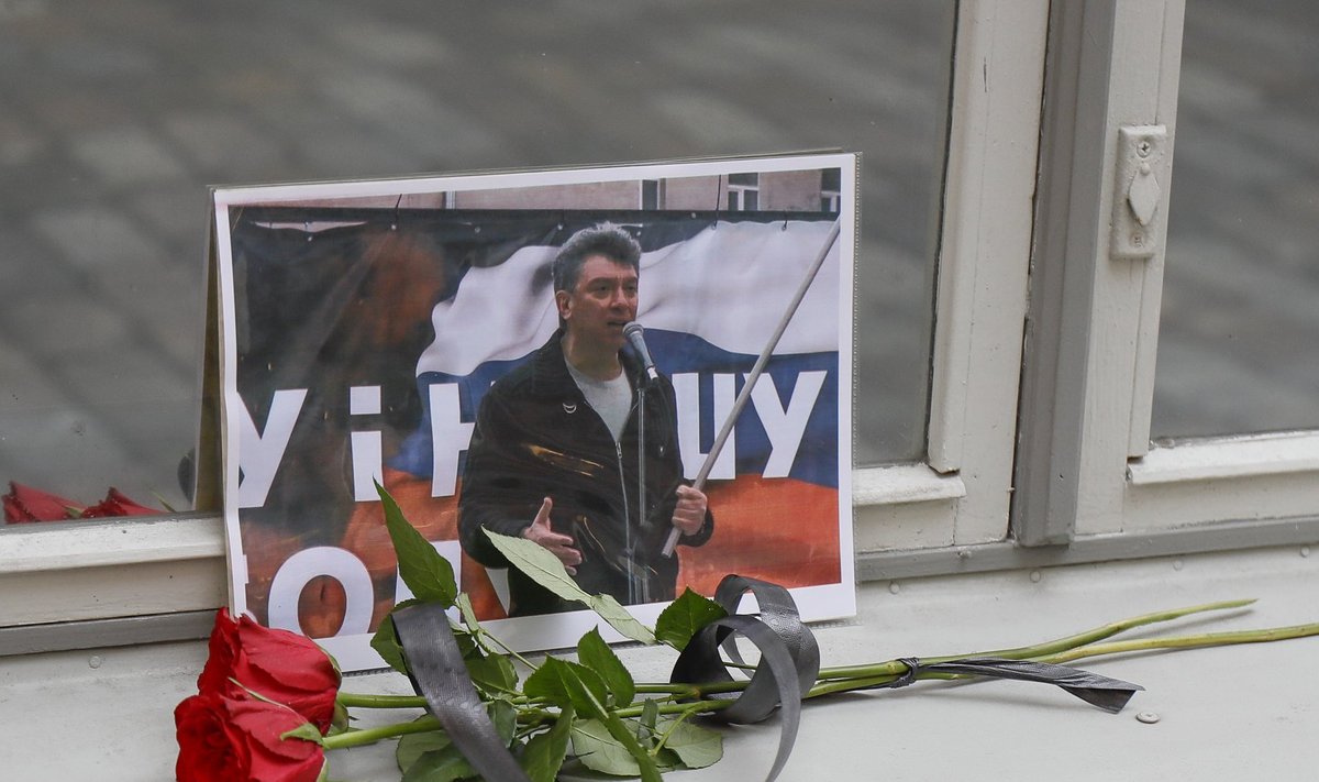 Boriss Nemtsovi mälestuseks toodi Venemaa saatkonna juurde lilled ja foto