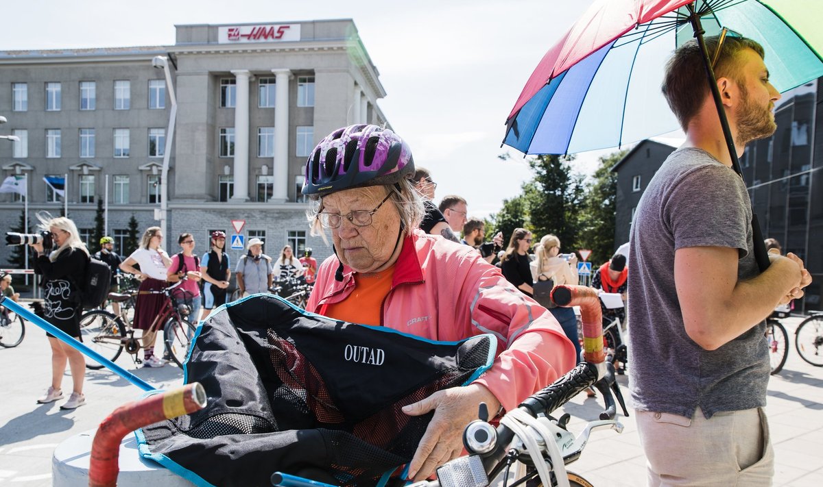 Peagi 80-aastaseks saav Urve Madar lootis meeleavaldusel saavutada rattapileti korra muutmist.