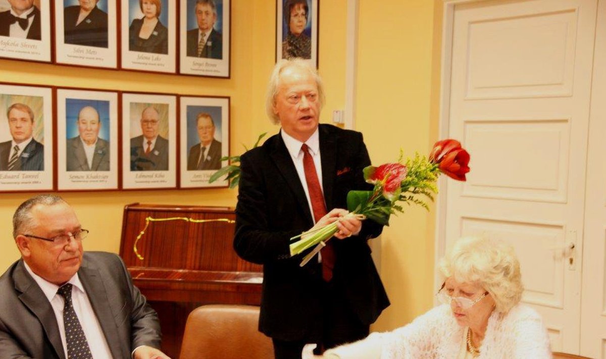 Nikolai Vojeikini (keskel) taandumine Maardu linnapea kohalt tuli kohalikele ülaltusena. Samuti võis üllatuseks pidada endise linnapea Georgi Bõstrovi (vasakul) taandumist linnavolikogu esimeheks ligi aasta enne seda.