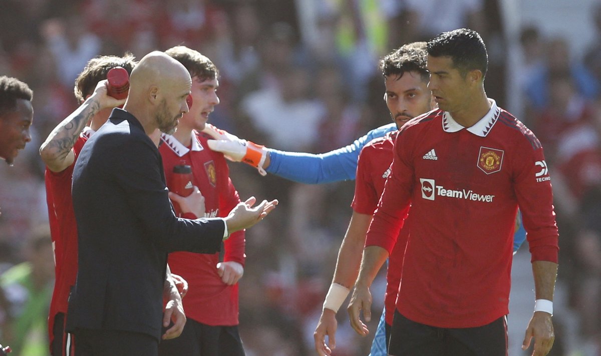 Peatreener Erik ten Hag (vasakul) ja Cristiano Ronaldo (paremal) peavad arutelu. Tippklubidest on just Unitedi kohal suurimad küsimärgid.
