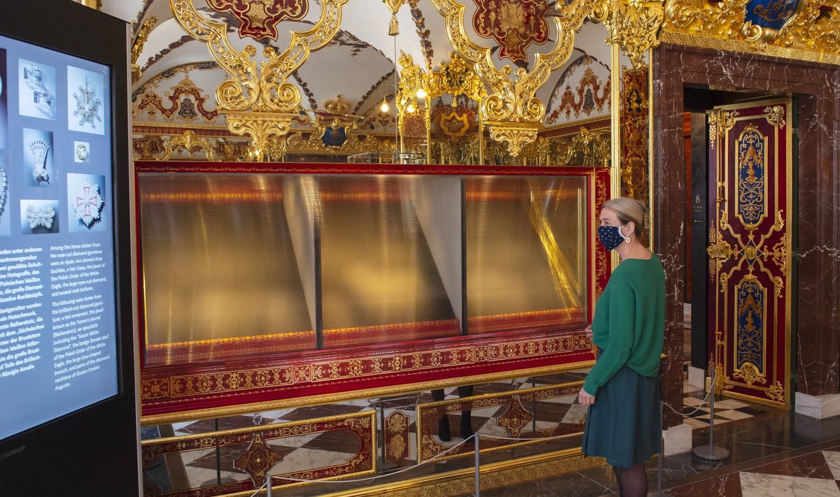 Tänavu mais avati Dresdeni lossi muuseumi juveelituba uuesti, kuid osa vitriine jäi tühjaks.