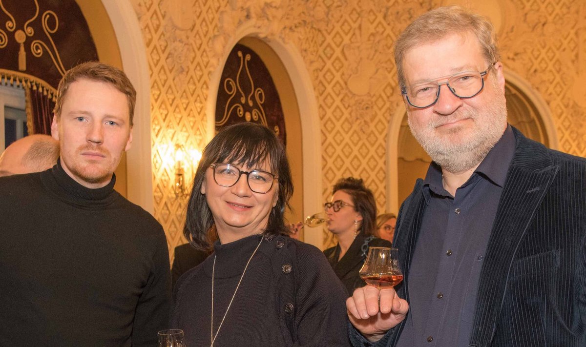 TEATRIKÜLASTAJAD Näitleja Hendrik Toompere juunior, kunstnik Rosita Raud ning tema abikaasa, kirjanik ja kultuuriteoreetik Rein Raud.