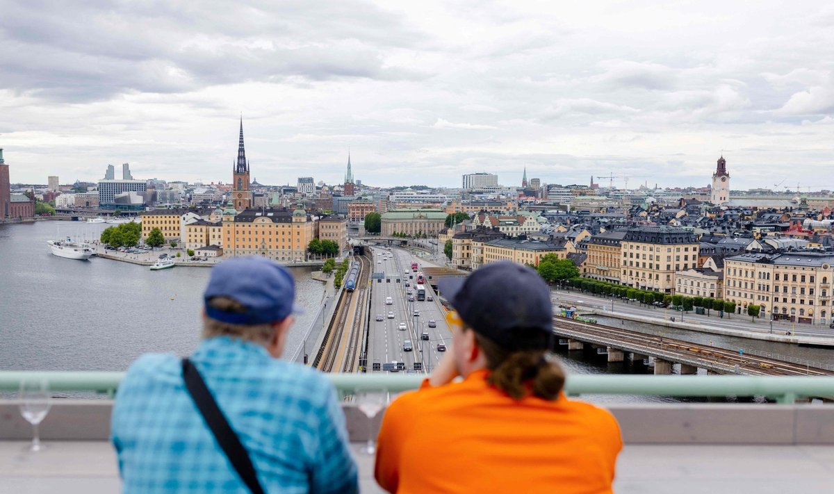 Inimesed vaatavad Stockholmi linna siluetti.