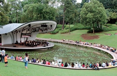 Singapuri botaanikaaias on lisaks orhideedele võimalik nautida tasuta kontserte ja filme.