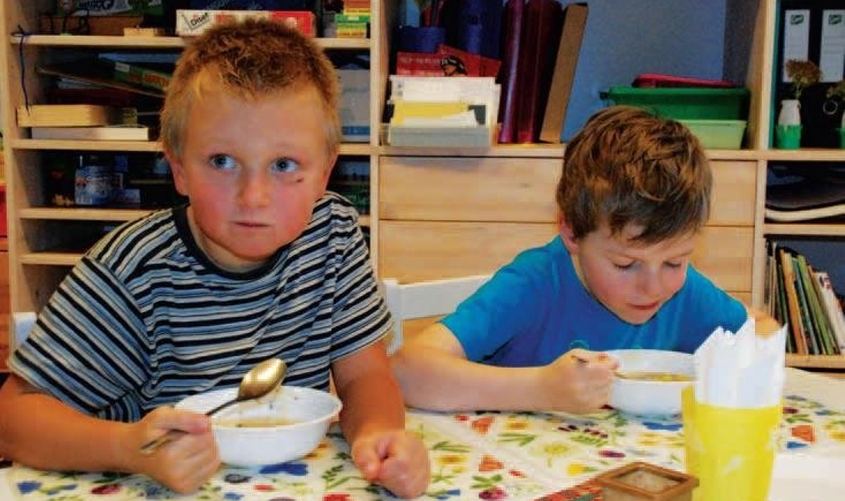 Viimast aastat lasteaias käivatele Oliverile (triibulises pluusis) ja Rainerile maitses värskekapsasupp nii väga, et poisid käisid lisagi nõutamas. Foto: Regina Lilleorg