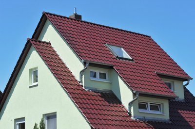 Igal sügisel oleks mõistlik maja katus üle vaadata ning enne talve tulekut okstest ja leheprahist puhastada.