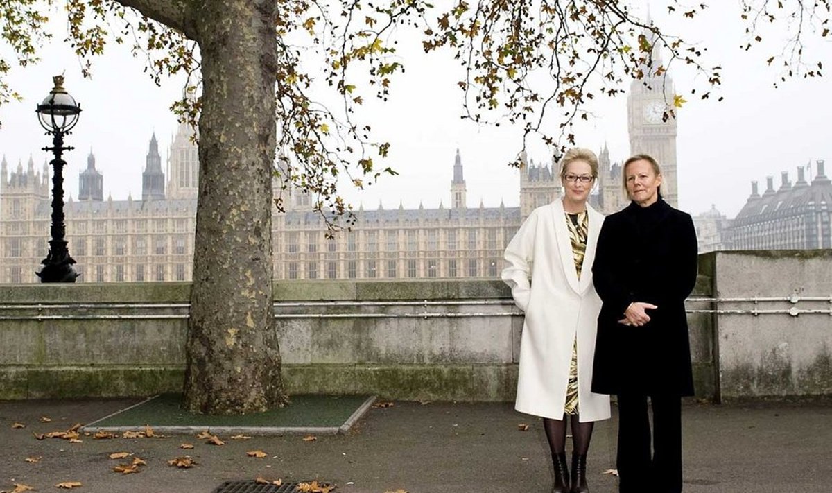 Kaks kanget naist kolmanda koja ees: Režissöör Phyllida Lloyd (paremal)andis Meryl Streepile Margaret Thatcheri suurepärase kehastamisega võimaluse taas kord Oscareid püüda. (Scanpix)