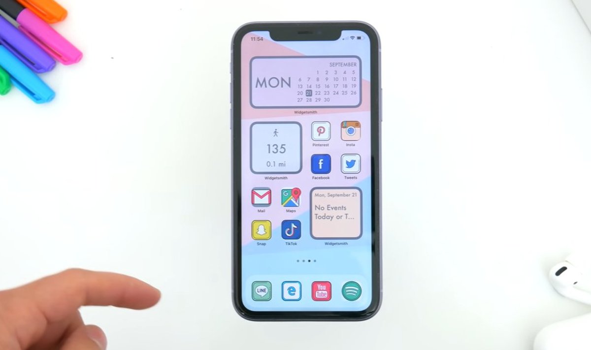 Isikupärastatud ikoonode ja vidinatega iPhone (ekraanitõmmis allolevast videost)