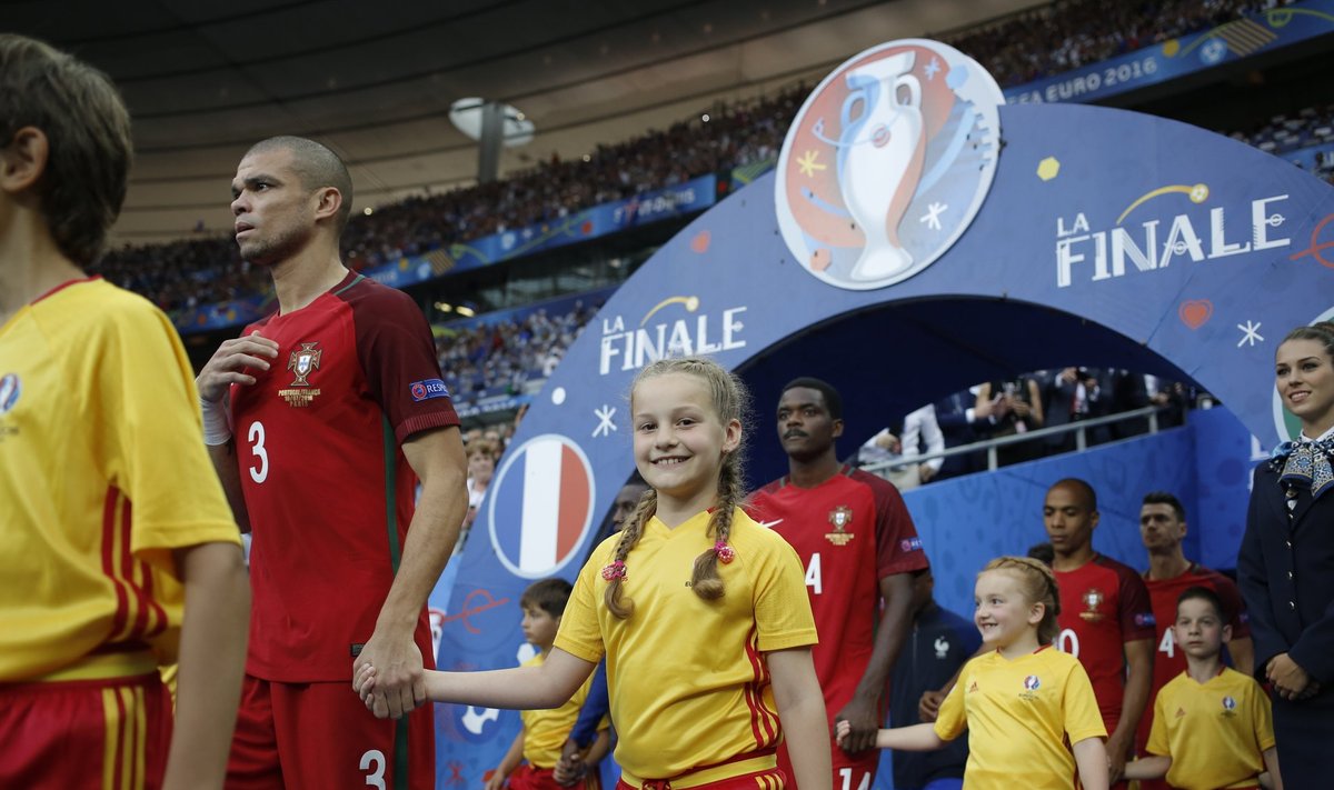 UEFA_EURO2016_PlayerEscort_McDonald's_Match51_Portugal_France_Saint-Denis