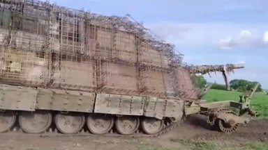 Российский „царь-мангал“: спасает ли танки от украинских дронов-камикадзе стальной сарай?