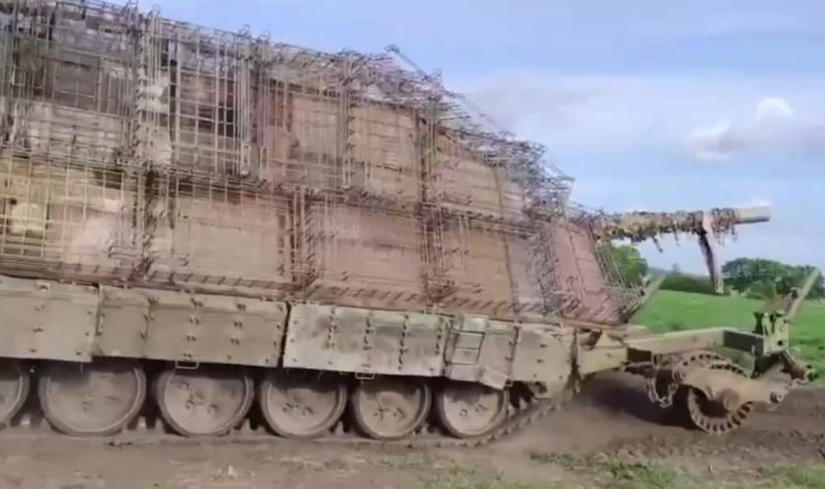 В соцсетях появилось много видеозаписей с танками, на которых установлены защитные системы типа «царь-мангал». На этом кадре — одна из самых впечатляющих конструкций