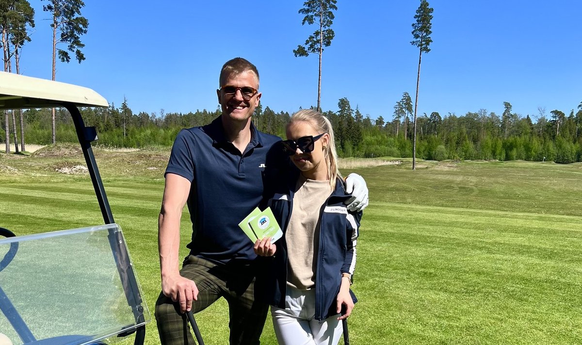GOLFIFÄNN Joel Ostrat oma pruudi Laura Lokiga golfikursusel Pärnu lähedal