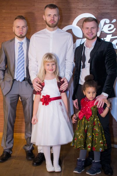 Kõik Mailise lapsed ja lapselaps üheskoos: Silver, Andrus, Margus ning ees seisavad Greta ja Mailise pojatütar Kinsey Liis.