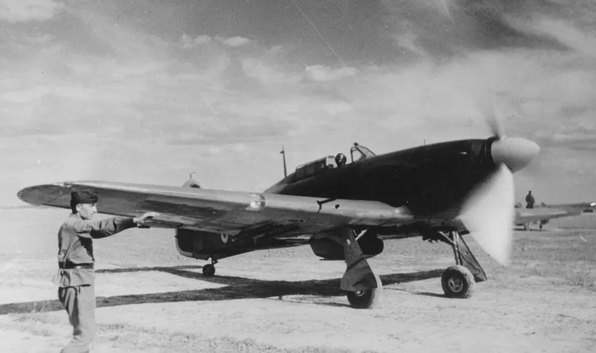 Hävituslennuk Hawker Hurricane oli teise maailmasõja päevil kasutusel ka Nõukogude Liidu õhujõududes. Fotol kannab see Briti õhujõudude eraldusmärke.