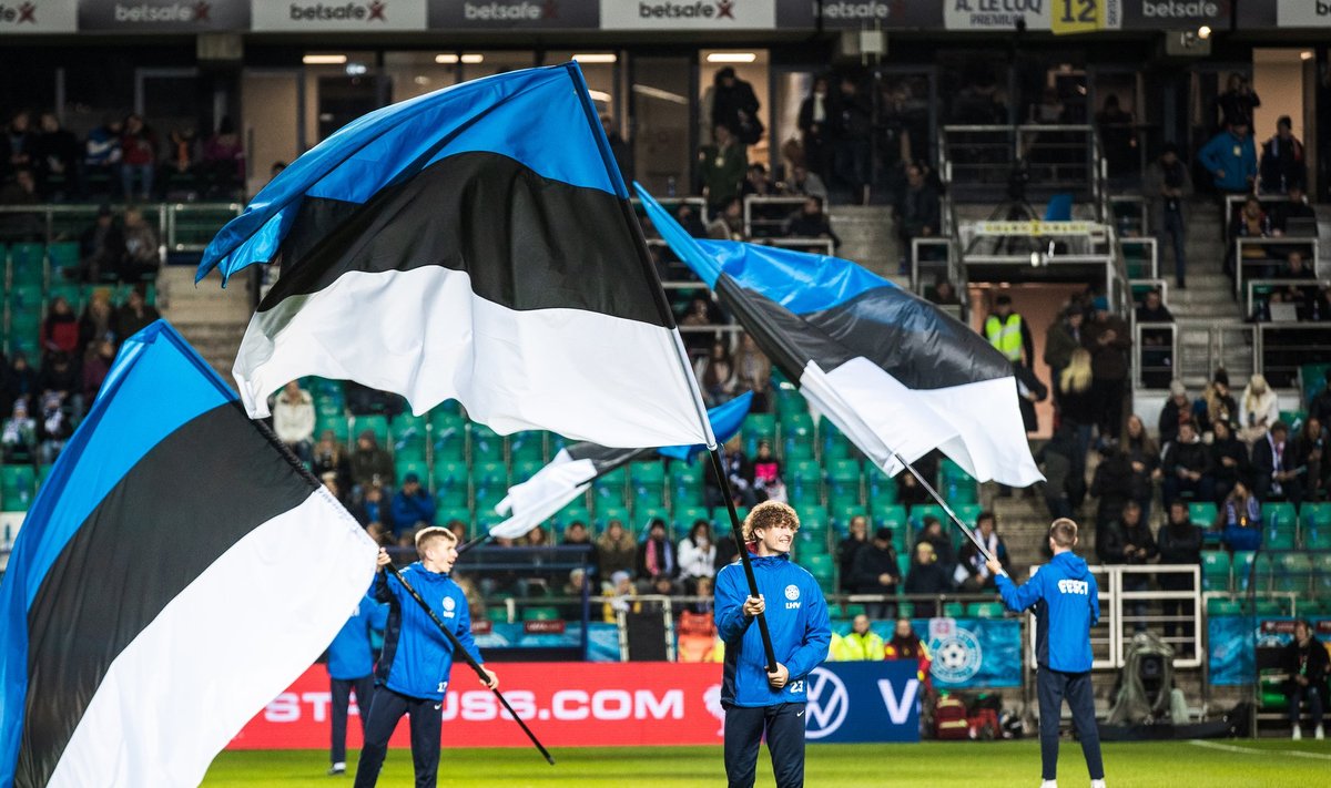 Eesti lipud Lilleküla staadionil.