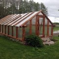 Pere ehitas omale palkidest kasvuhoone, mis ei lenda ka tormiga minema