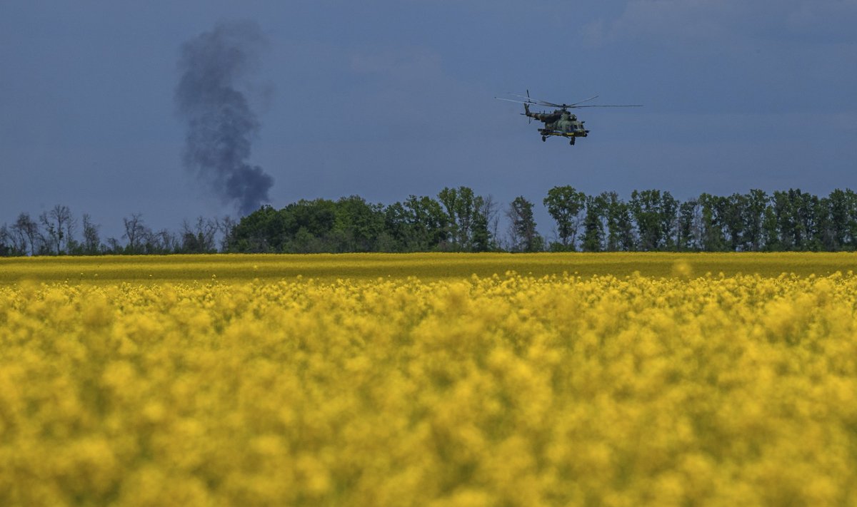 Украинский вертолет Ми-8 возвращается с боевой операции на передовой в Харьковской области, Украина,19 мая 2024 года.