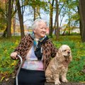 ÜLIARMSAD VIDEOD ja FOTOD: lesest vanadaam on leidnud oma ellu lohutust "väikese" koerapoisi külaskäikudest