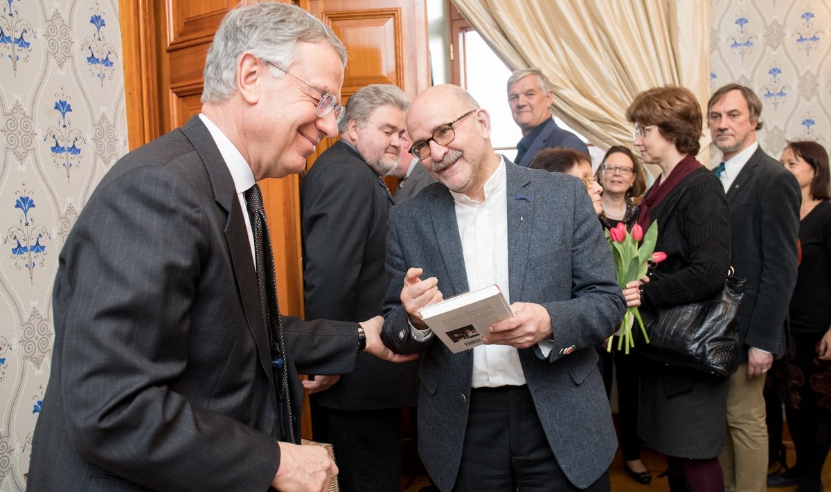 Endist Soome suursaadikut Vene Föderatsioonis ja Saksamaa Liitvabariigis René Nybergi (vasakul) õnnitleb raamatu puhul ajaloolane David Vseviov.&nbsp;
