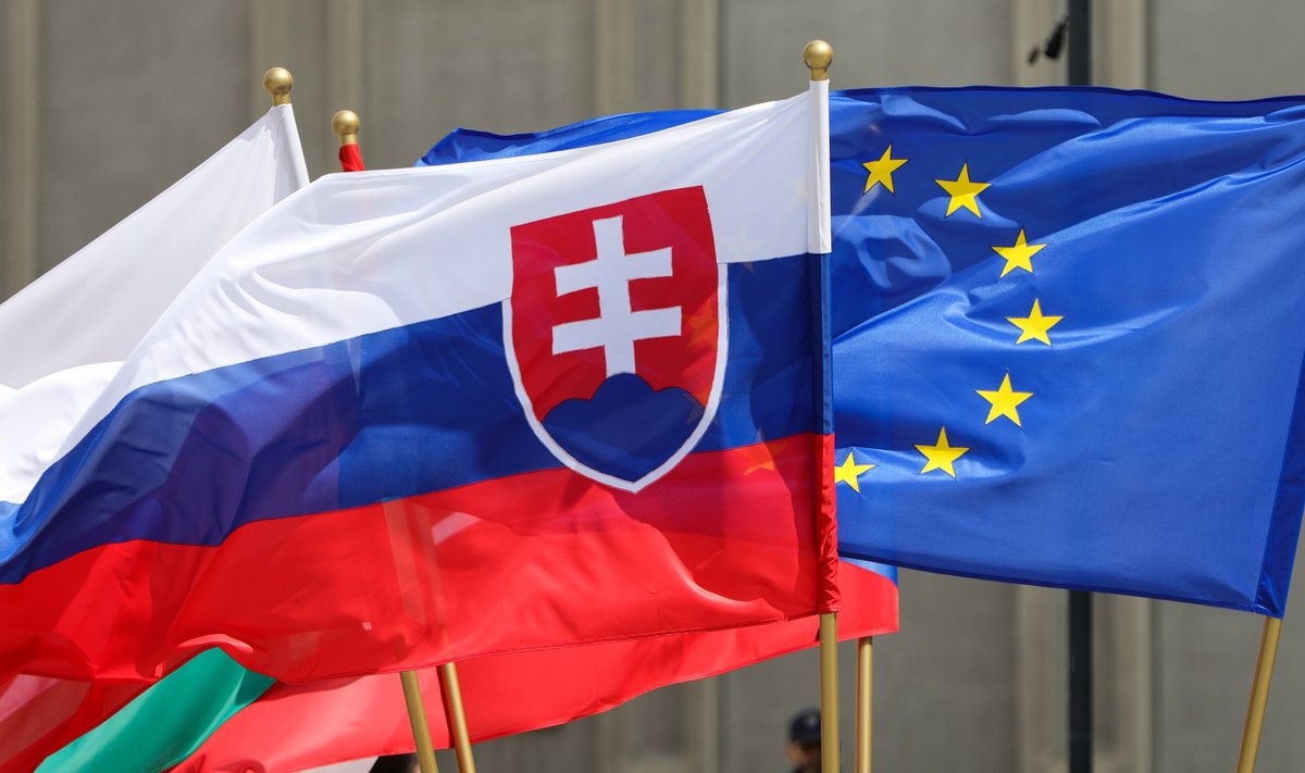 Slovakkia ja Euroopa Liidu lipud.