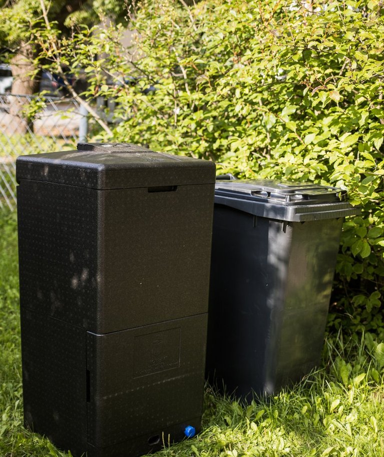 Vennalikult kõrvuti – kompostrisse lähevad biojäätmed ja kõrval olevasse kasti olmejäätmed.