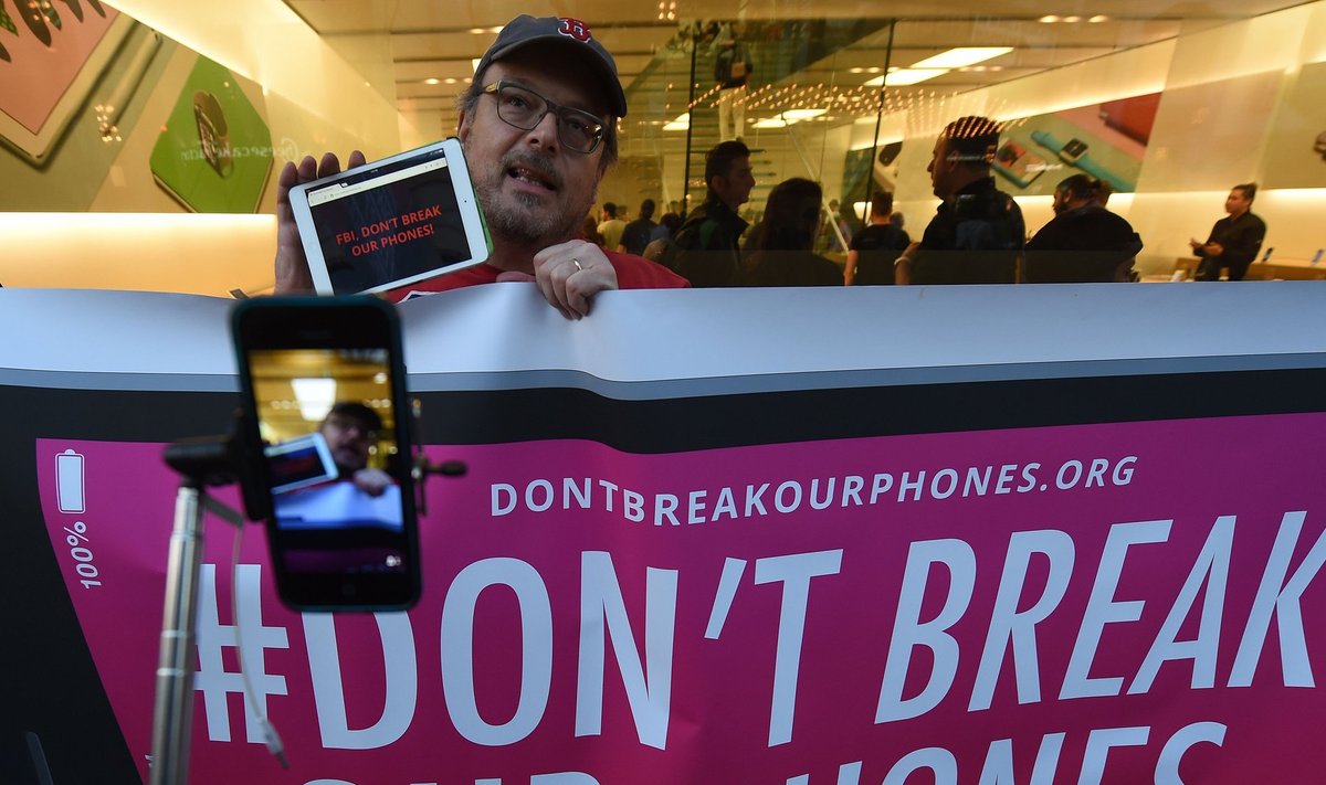 USA valitsus nõuab, et Apple ehitaks iPhone’idele tagaukse. USA võimude püüde vastu protestijad Californias