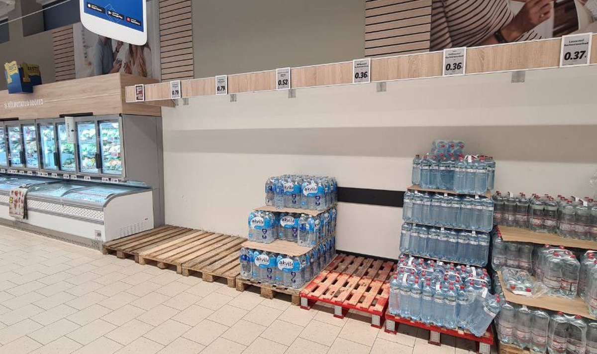 В магазине Lidl Tähesaju скупили 5-ти литровые бутылки с водой. 