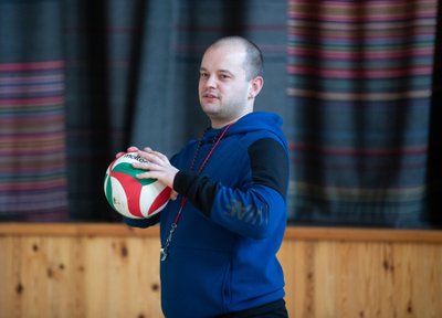 Daniel on Kihnu kooli kehalise kasvatuse õpetaja, spordiringide juhendaja ja valla projektijuht ühes isikus.