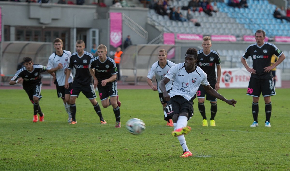 Manucho (nr 11) 2014. aasta 29. augusti mängus Nõmme Kalju vastu.